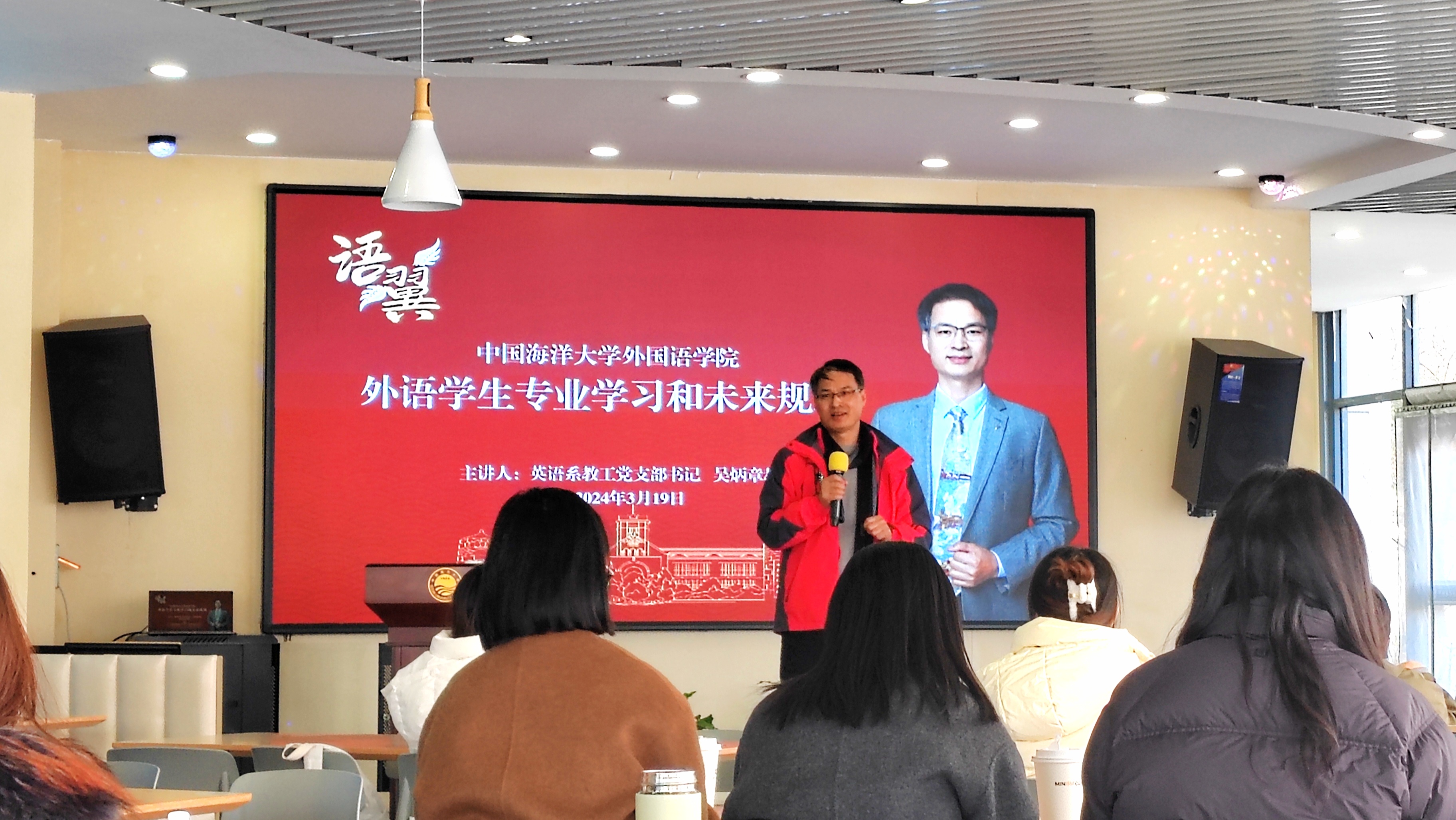图片3：吴炳章教授在食堂讲授专题讲座.jpg