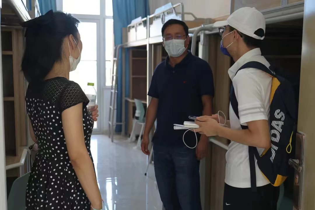 图5-学院党委书记走访学生宿舍.jpg