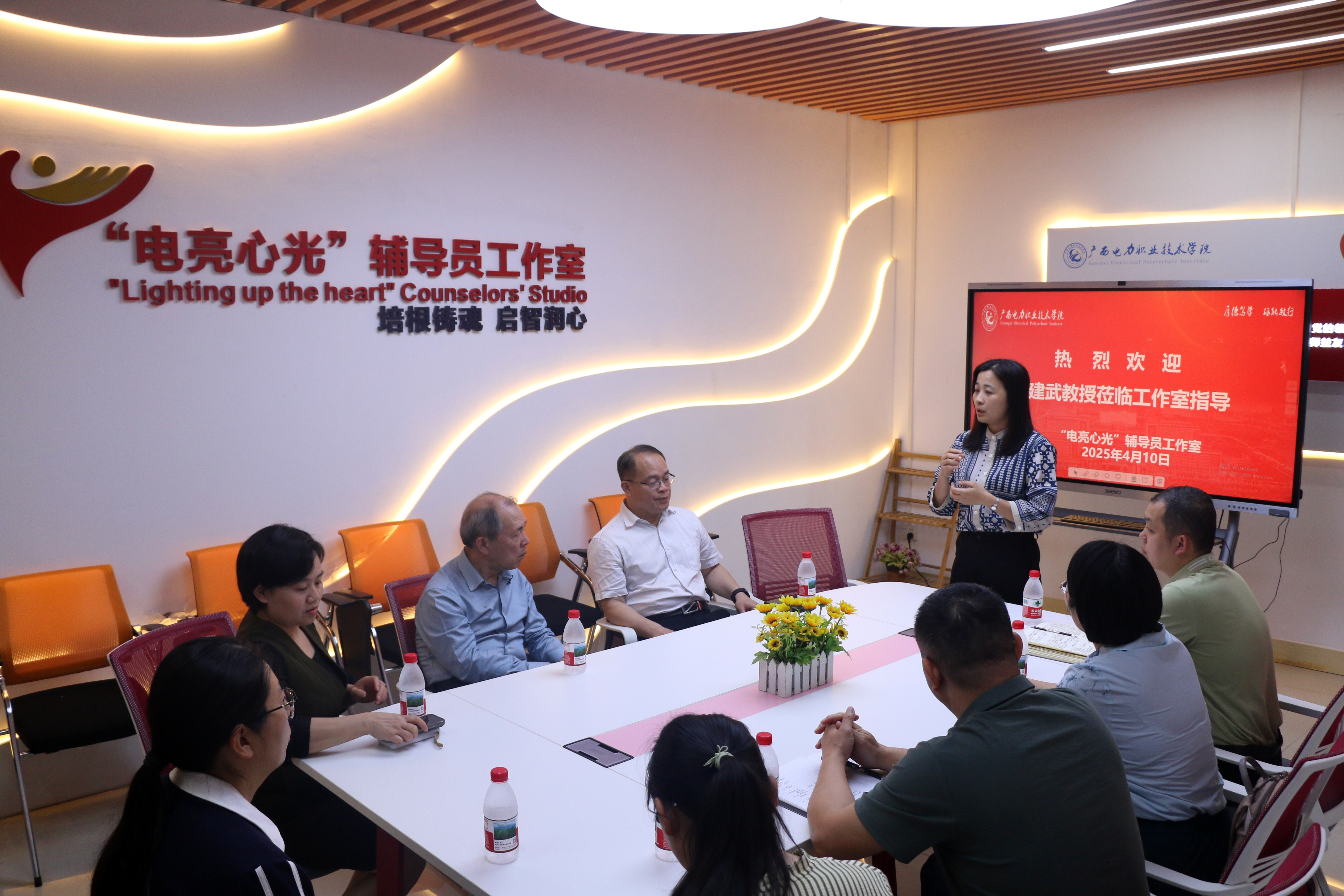 配图一电亮心光”辅导员工作室主持人刘馥萍正在做汇报.jpeg 配图一电亮心光”辅导员工作室主持人刘馥萍正在做汇报.jpeg