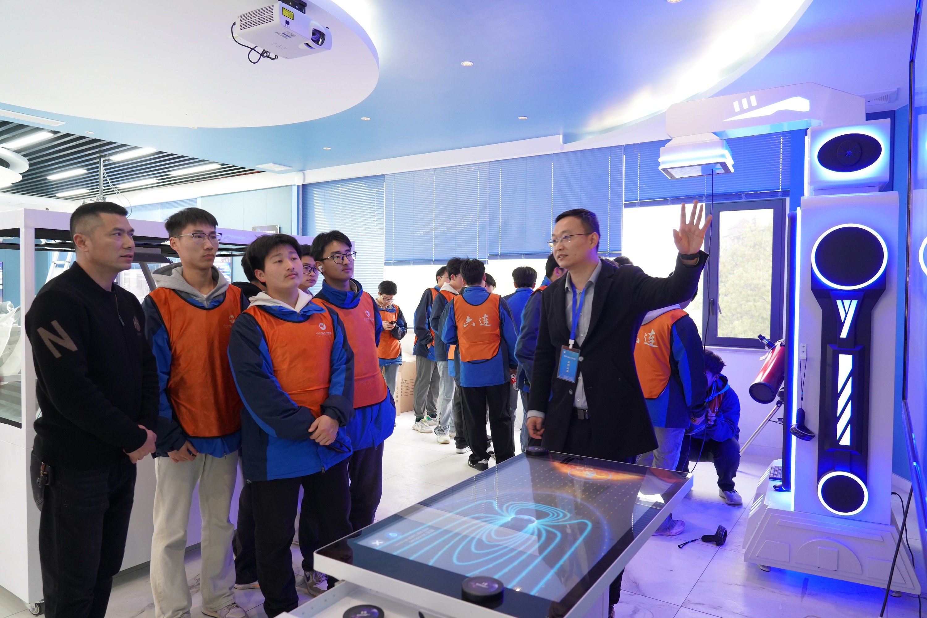 孝昌县第二高级中学近百名学子探访物理与机电工程学院，共赴研学之旅.JPG