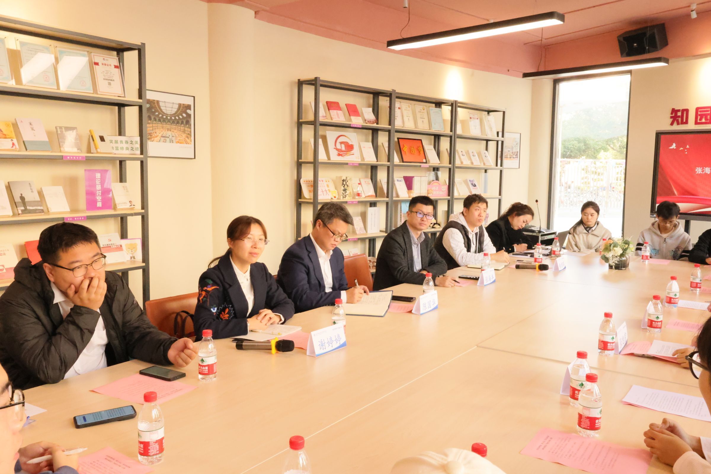 1.学生社区开展我与书记·院长面对面”学生社区交流活动（2）(1).jpg