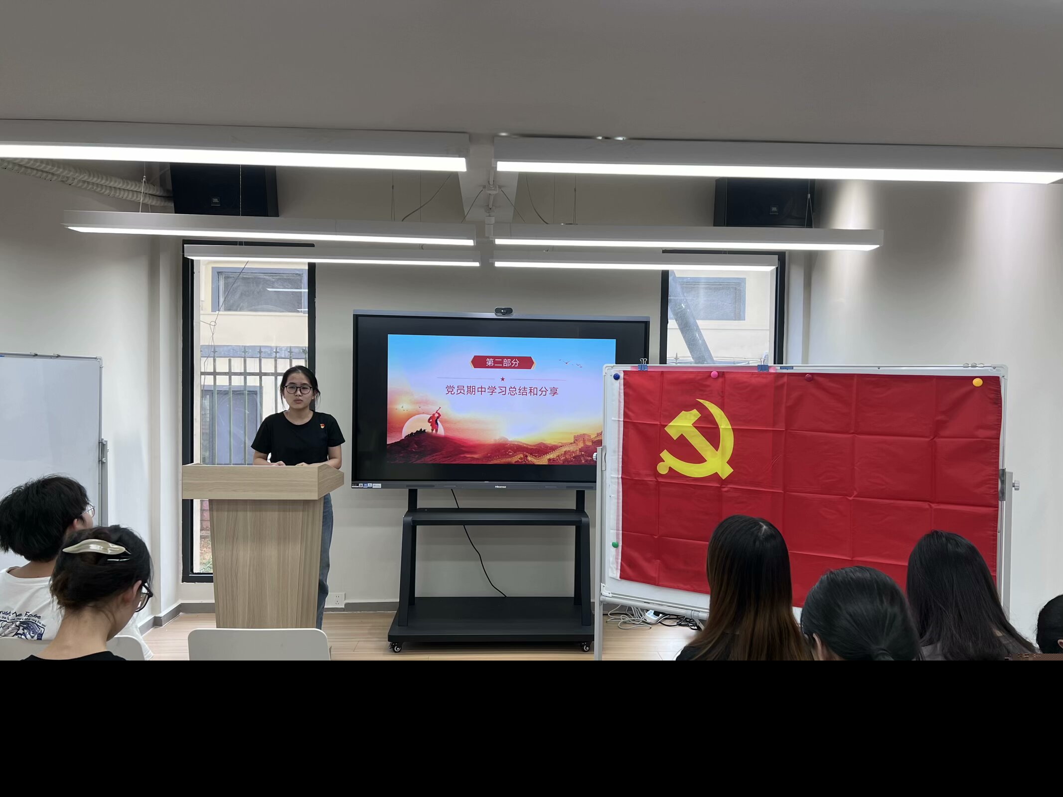2024.11.15本科电信党支部同学在育才学生社区开展期中学习总结分享.jpeg