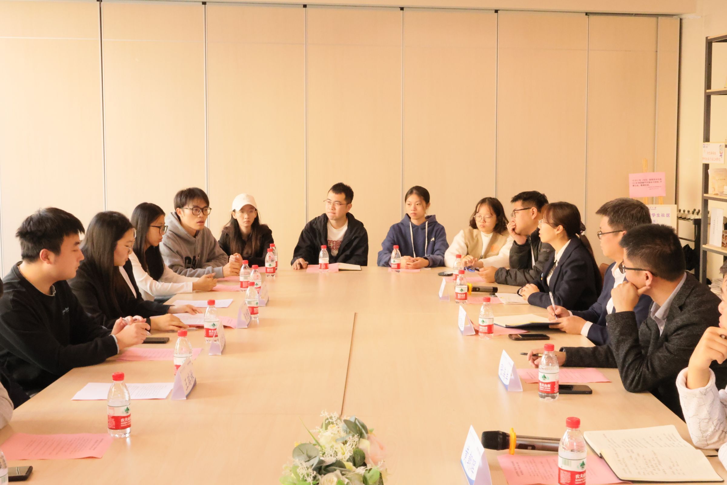 1.学生社区开展我与书记·院长面对面”学生社区交流活动（1）(1).jpg