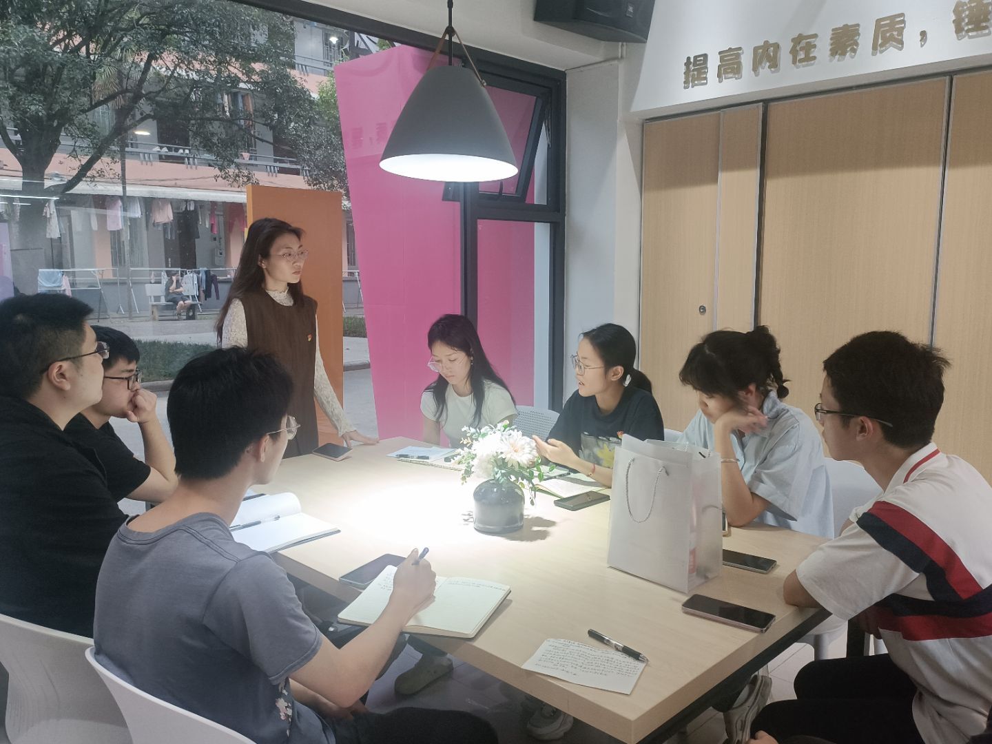 2025.4.17本科电信党支部在育才学生社区思政家园开展学风建设分组讨论.jpg