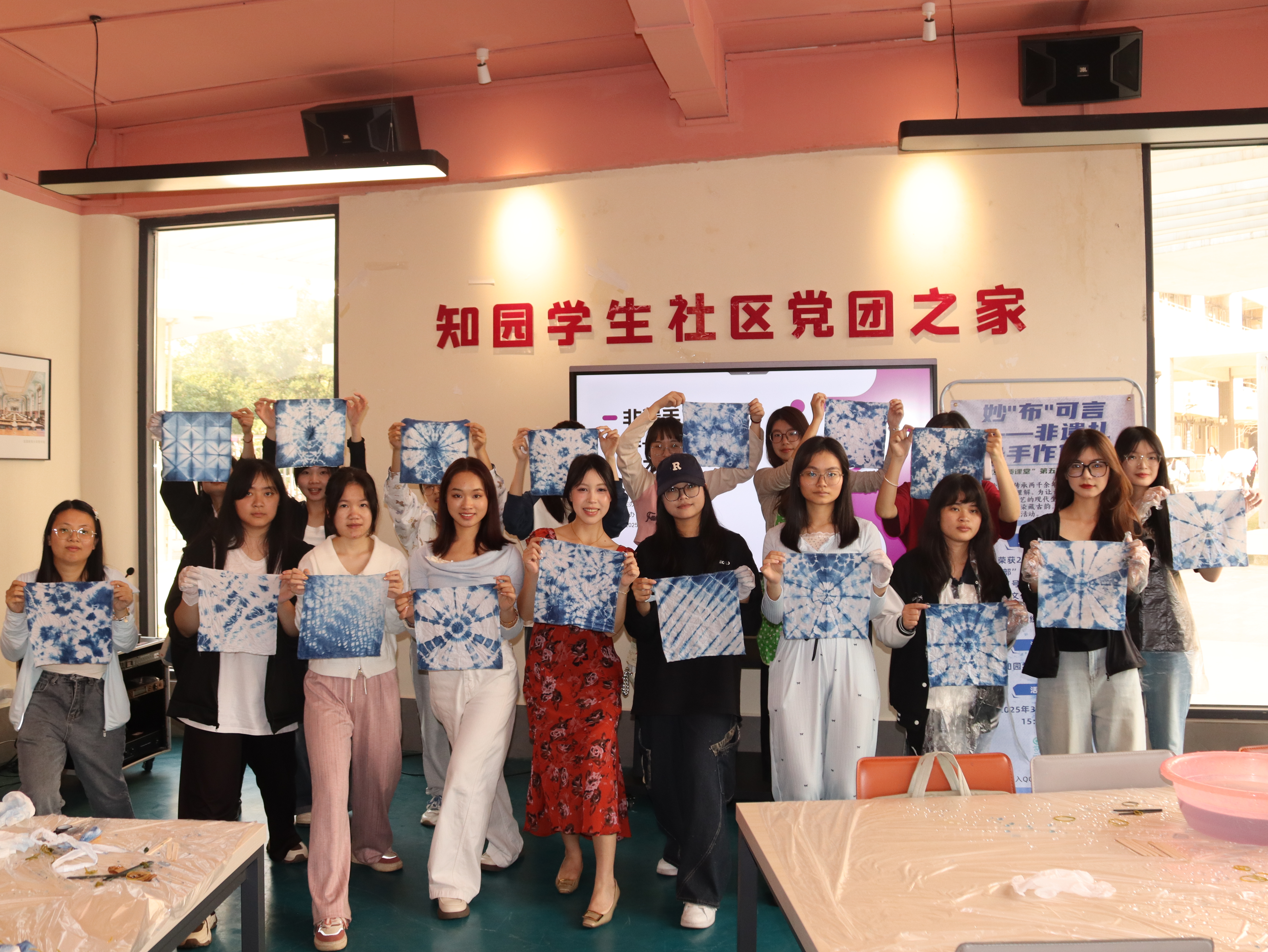 学习扎染艺术课程的合影.jpg