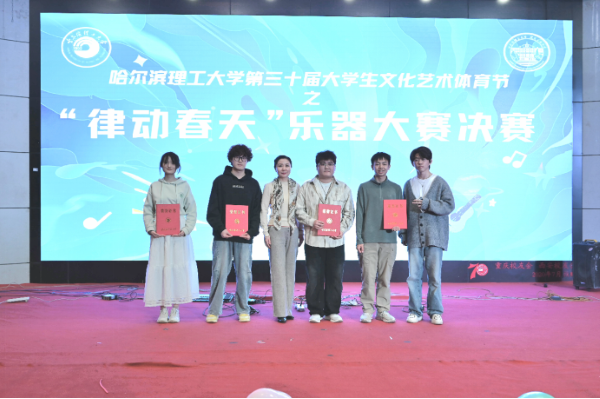 建筑工程学院党委副书记周晓丽为三等奖选手颁奖.png
