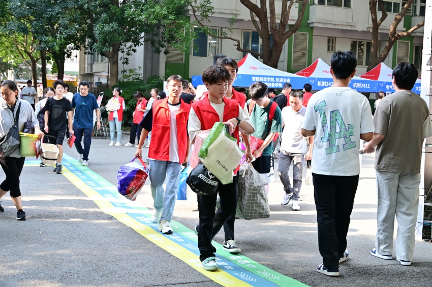 图1：学生社区一批学生骨干开展迎新服务.jpg