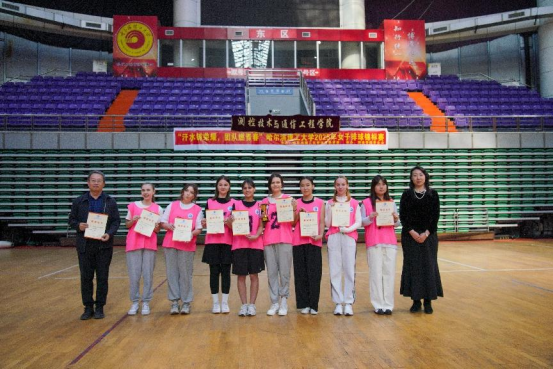 外国语学院党委书记初田辉、副院长王书蕊为冠军队伍外国语学院颁奖.png