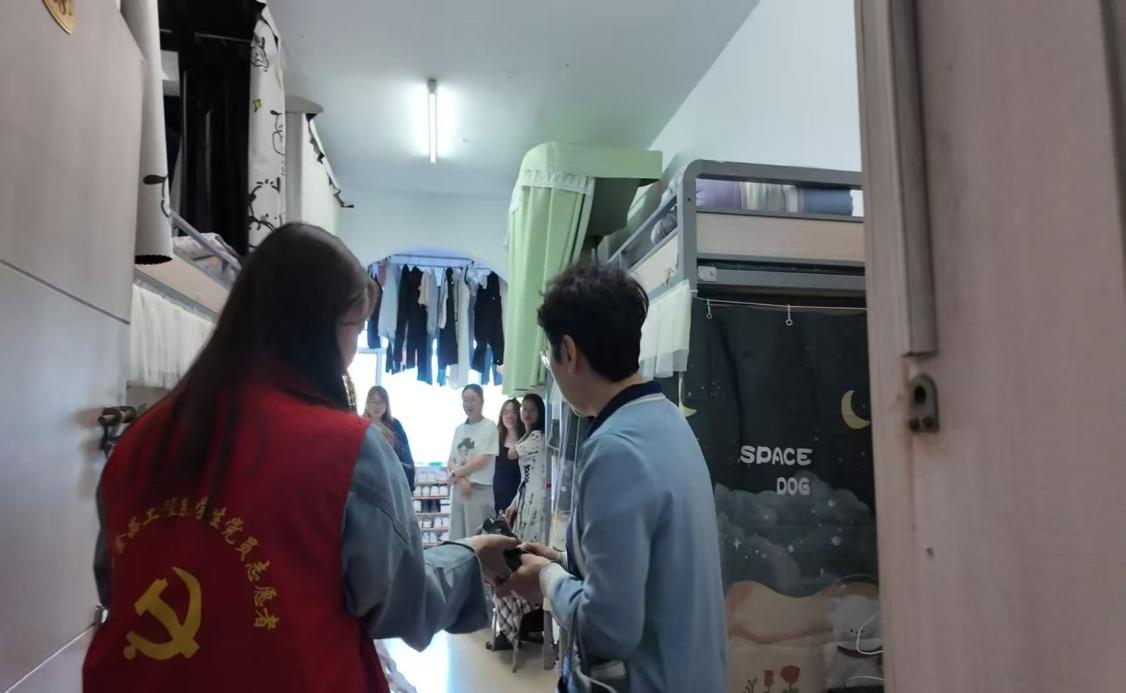 一站式服务中心老师普及垃圾分类.png 一站式服务中心老师普及垃圾分类.png