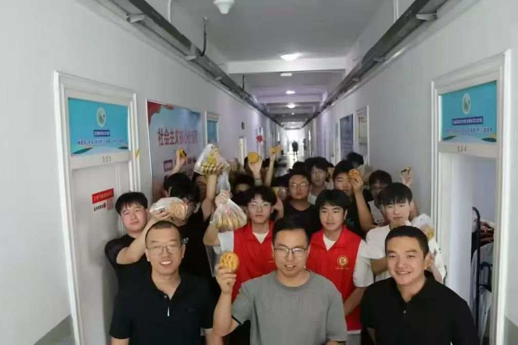 学生公寓发放月饼现场.png 学生公寓发放月饼现场.png