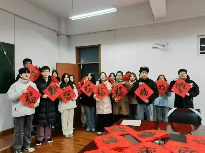 一站式服务中心联合书法社开展写福字活动.png 一站式服务中心联合书法社开展写福字活动.png