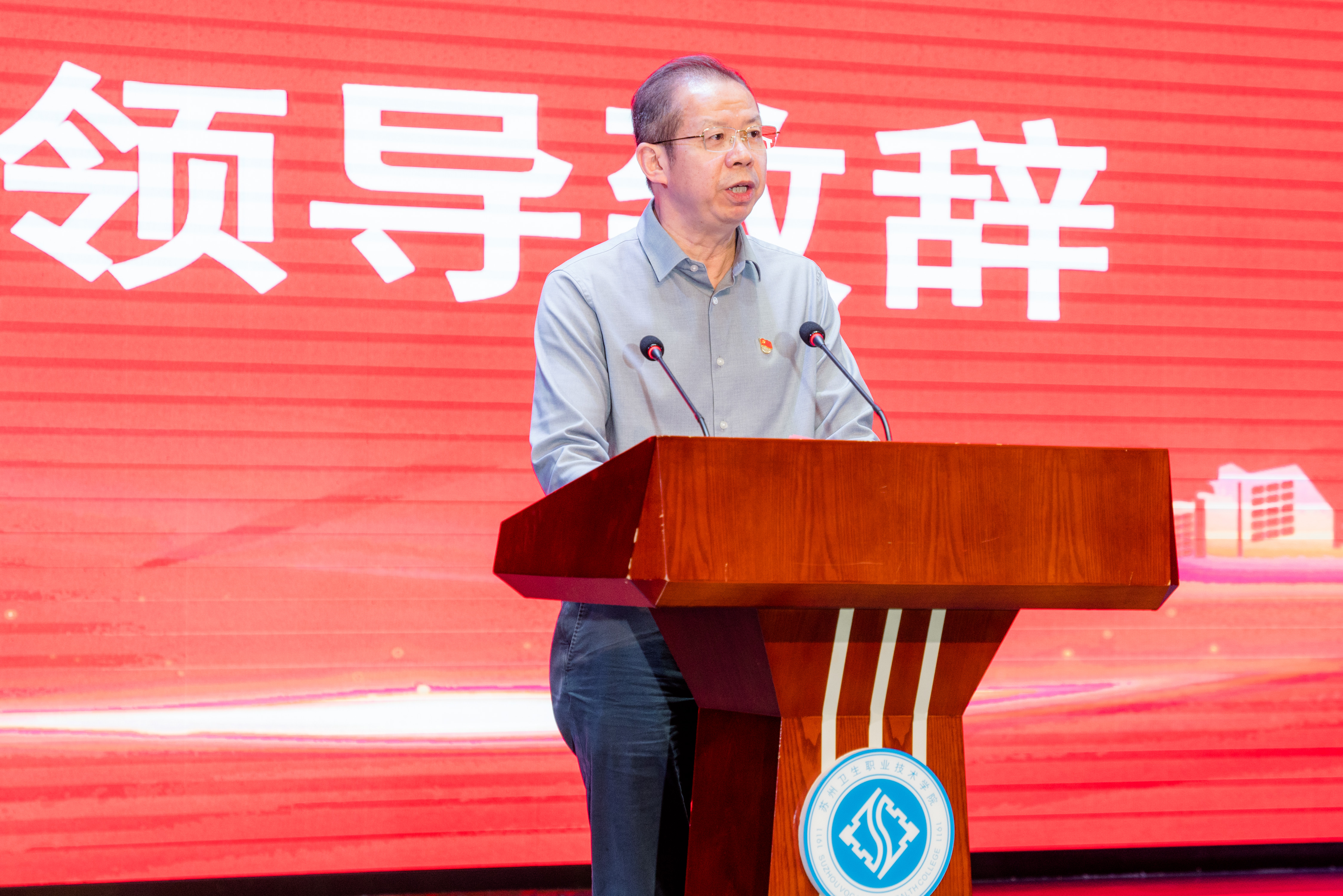 白衣燕帽传薪火 挺膺担当砺青春——护理学院举办2025年职业教育活动周系列活动之“职业成人礼”授帽仪式1.jpg