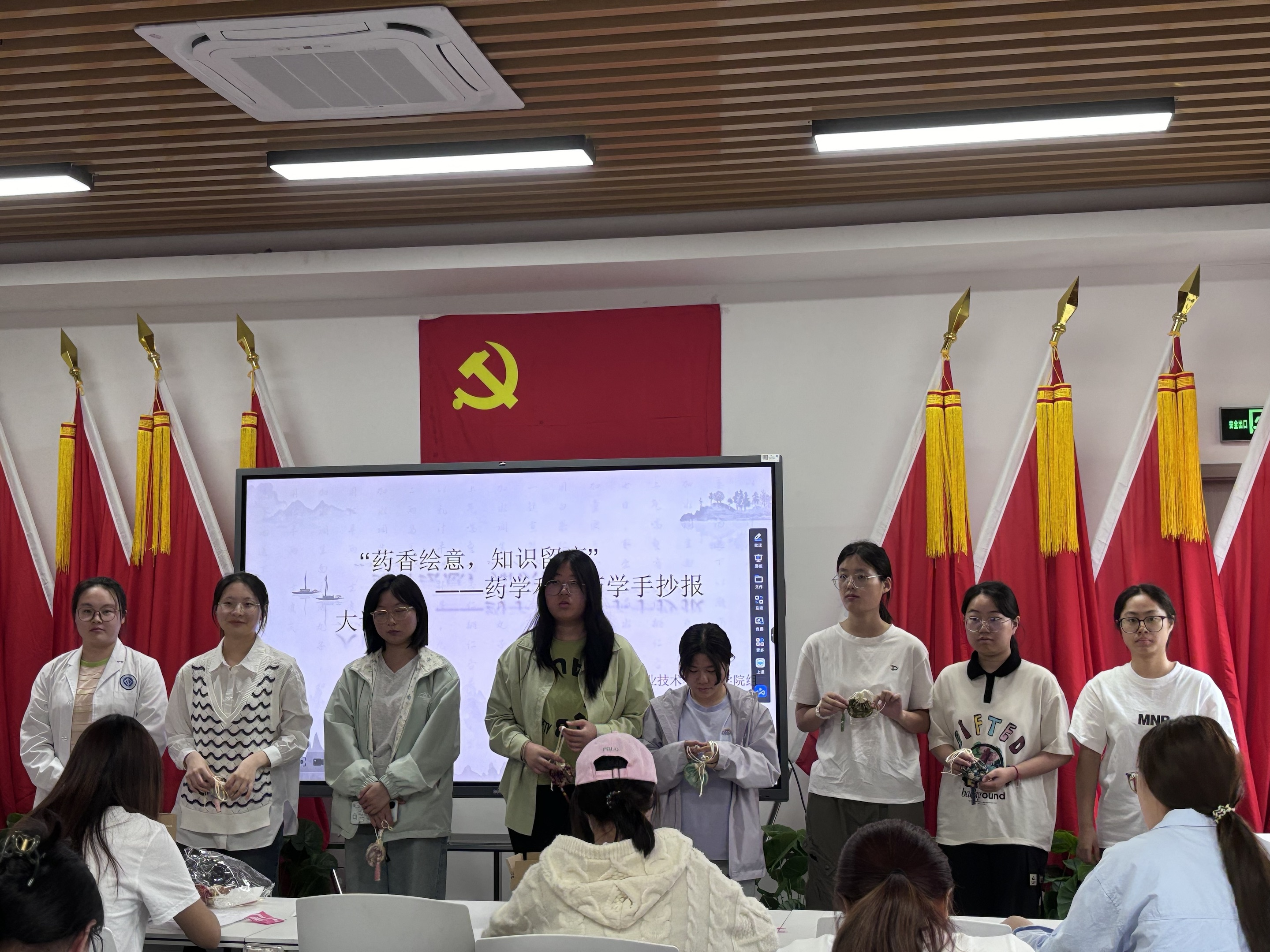 药香绘意 智绘传承——药学院举办首届“本草新绎”手抄报创作大赛2.png