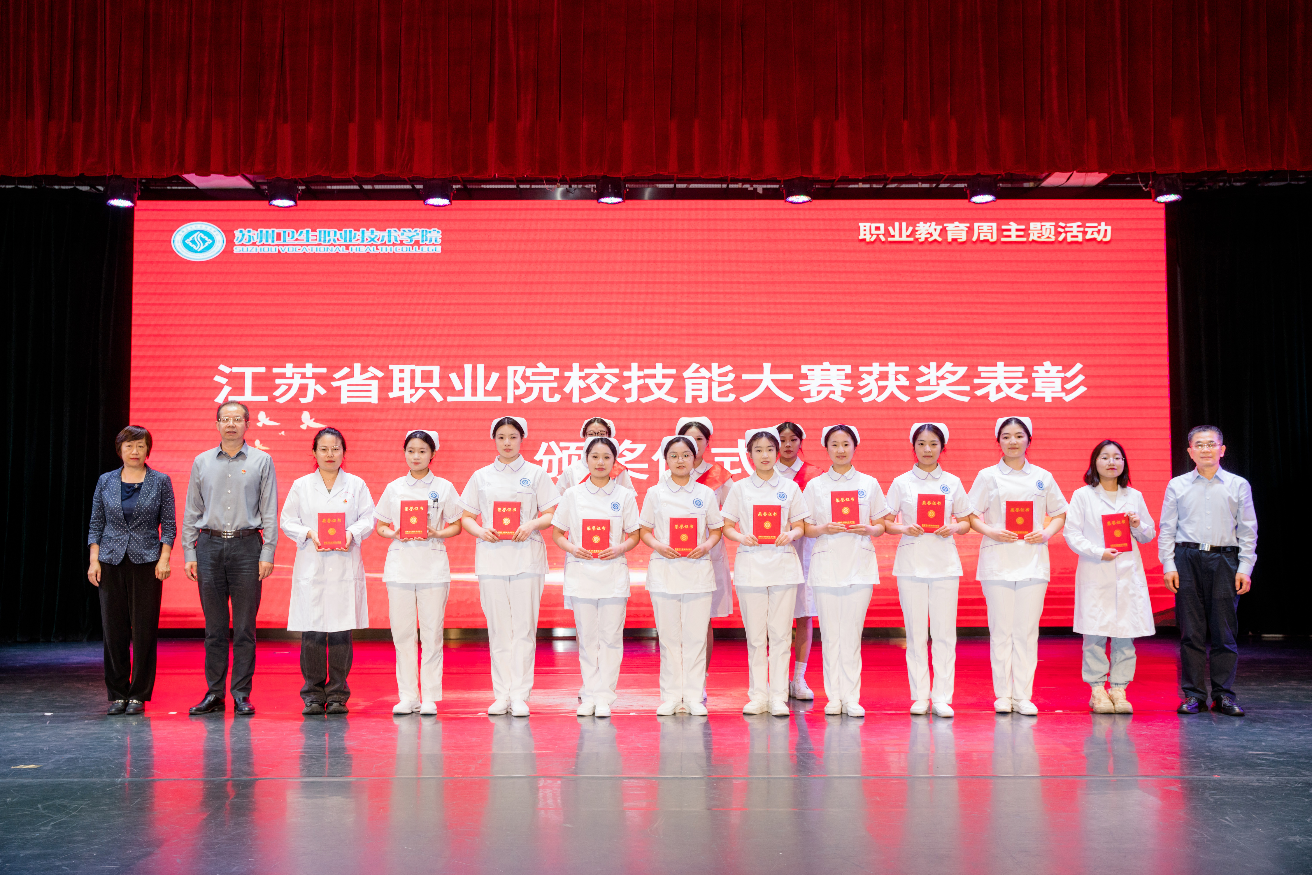 白衣燕帽传薪火 挺膺担当砺青春——护理学院举办2025年职业教育活动周系列活动之“职业成人礼”授帽仪式2.jpg