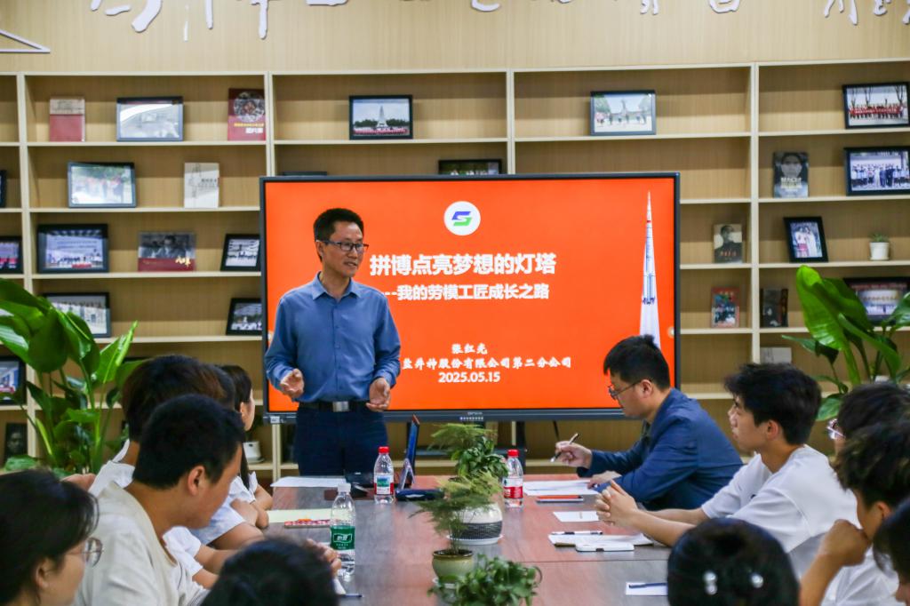 劳模工匠进社区.jpg 劳模工匠进社区.jpg