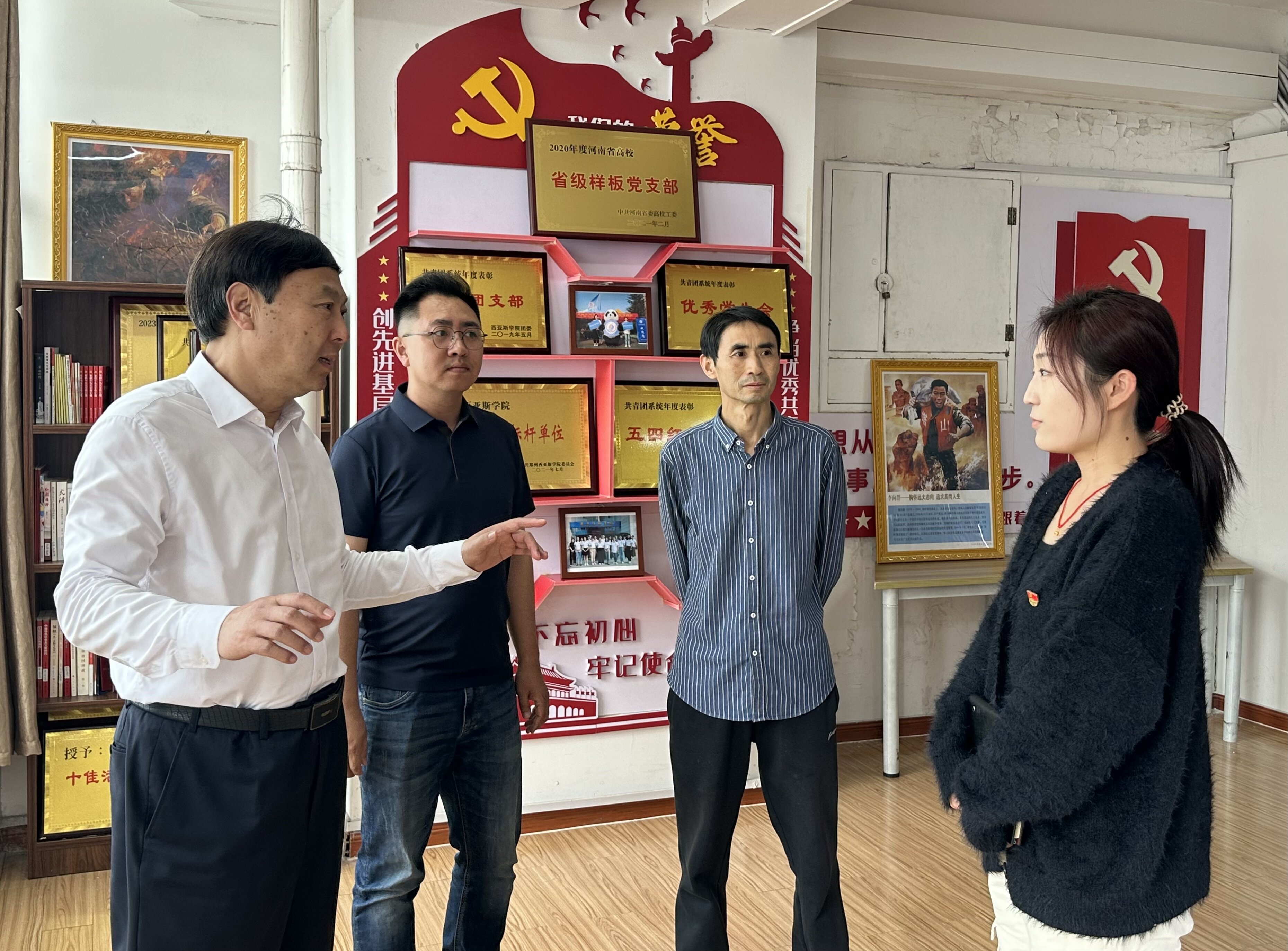 学校党委书记马建生实地调研指导书院党建工作_proc.jpg