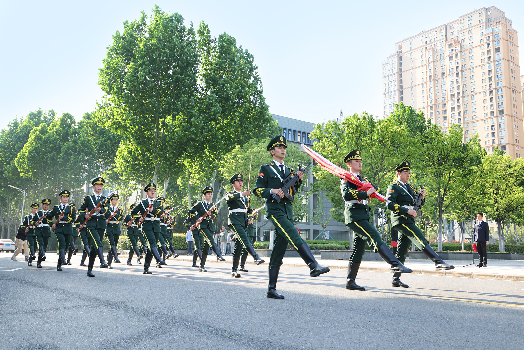 2025年5月12日连云港职业技术学院”晨光“国旗护卫队在校内执行升国旗任务.jpg