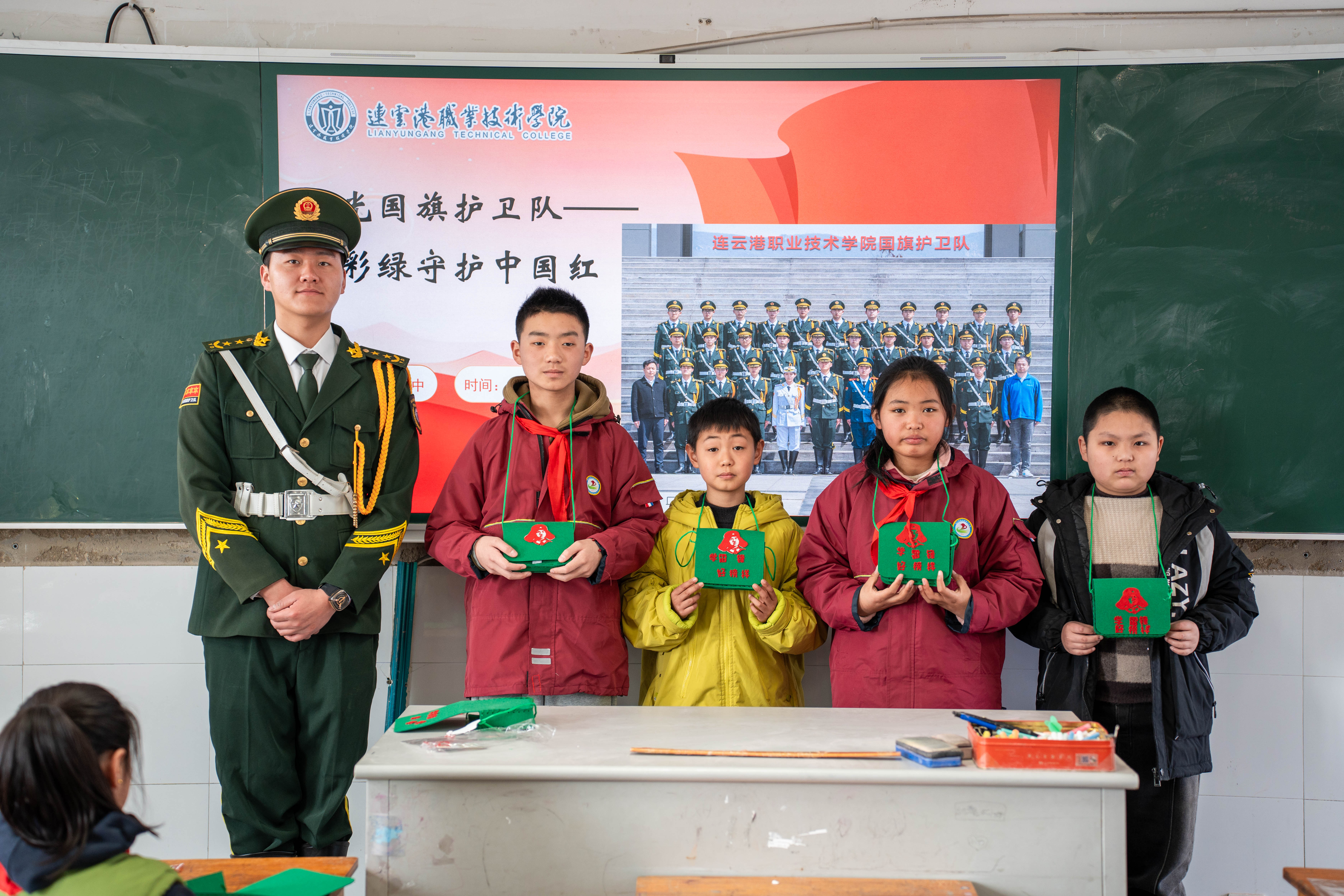 2025年3月10日连云港职业技术学院“晨光”国旗护卫队在连云港市大村中心小学带领小学生制作“雷锋包”.jpg