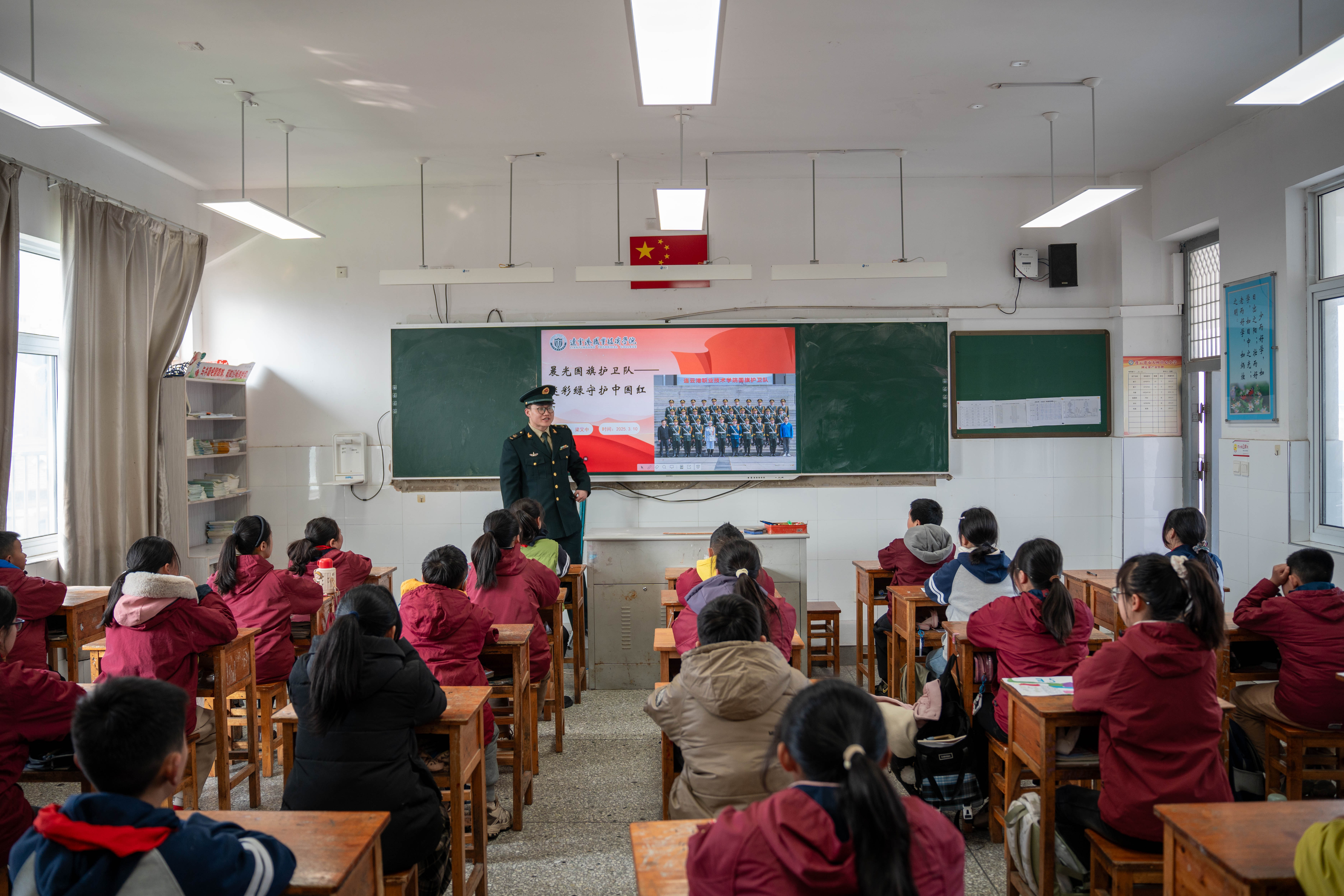 2025年3月10日连云港职业技术学院“晨光”国旗护卫队在连云港市大村中心小学进行爱国主义教育主题宣讲.jpg
