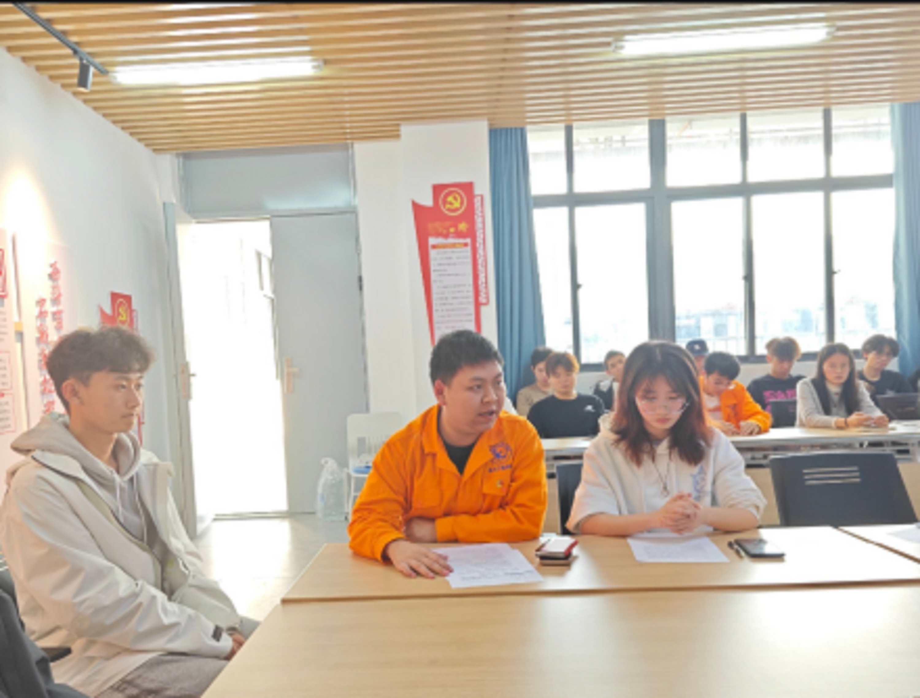 图片3:2023级优秀学生代表进行朋辈分享.png 图片3:2023级优秀学生代表进行朋辈分享.png