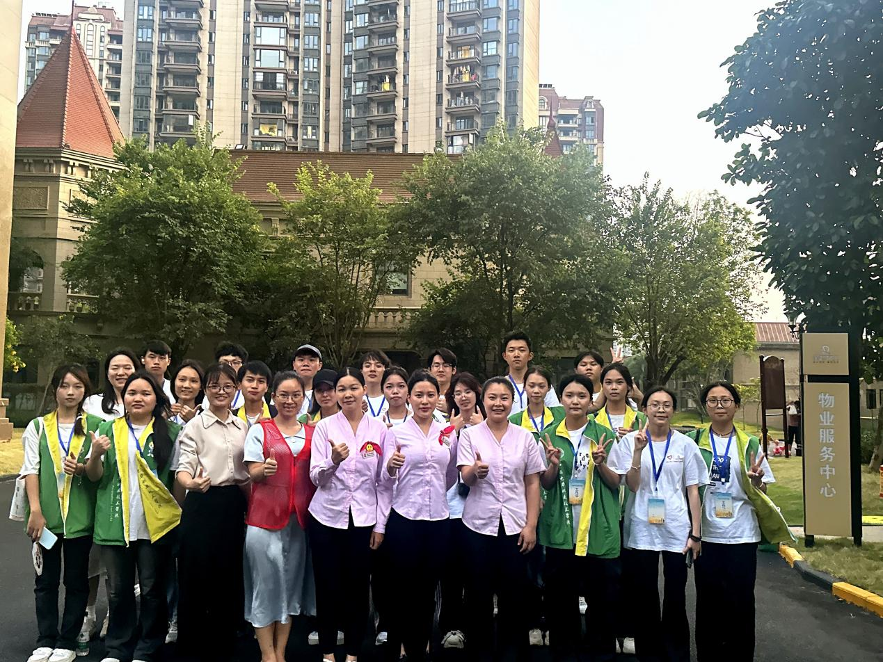 图 3活动人员和社区人员合影留念.png