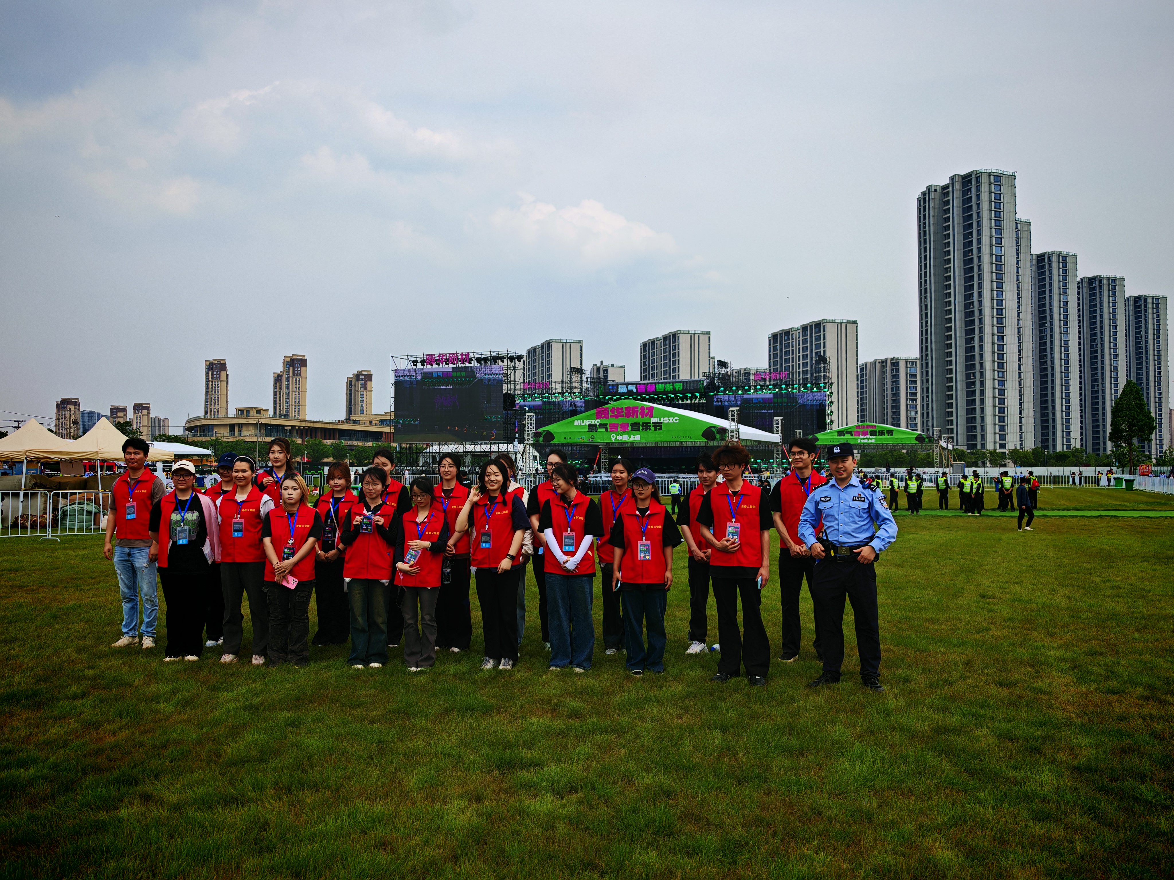 组织社区青春义警团参与上虞音乐节志愿服务.jpg