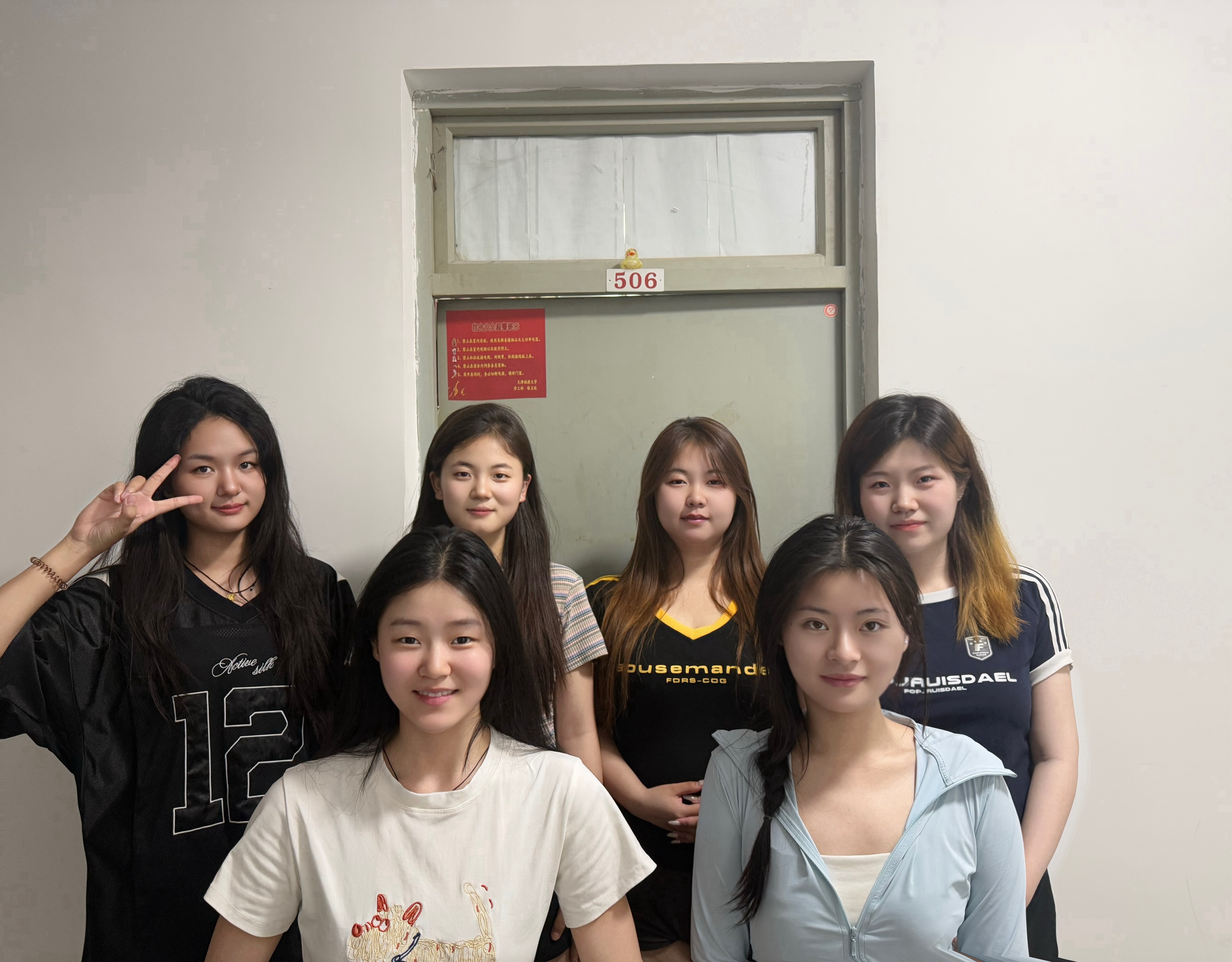 周昕卉 康雨婷 边佳鑫 朱雪婷 卢雯雅 邸佳颖 博学斋506.jpg