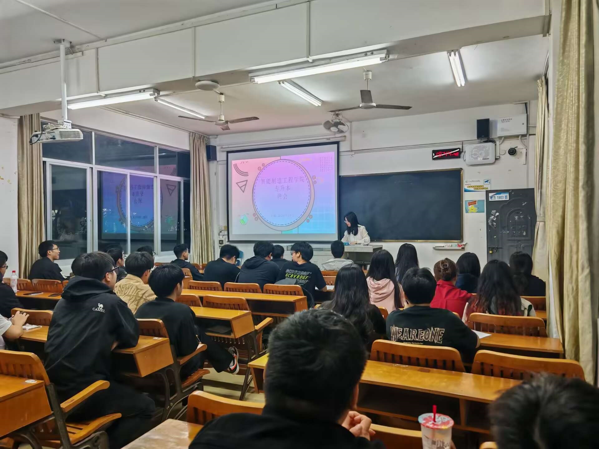 配图一专升本压力释放班会.jpg 配图一专升本压力释放班会.jpg