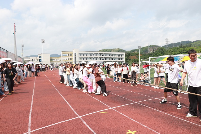 图为学生拔河比赛3修改.jpg 图为学生拔河比赛3修改.jpg