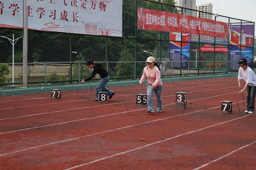 图为学生滚铁环比赛修改.jpg 图为学生滚铁环比赛修改.jpg