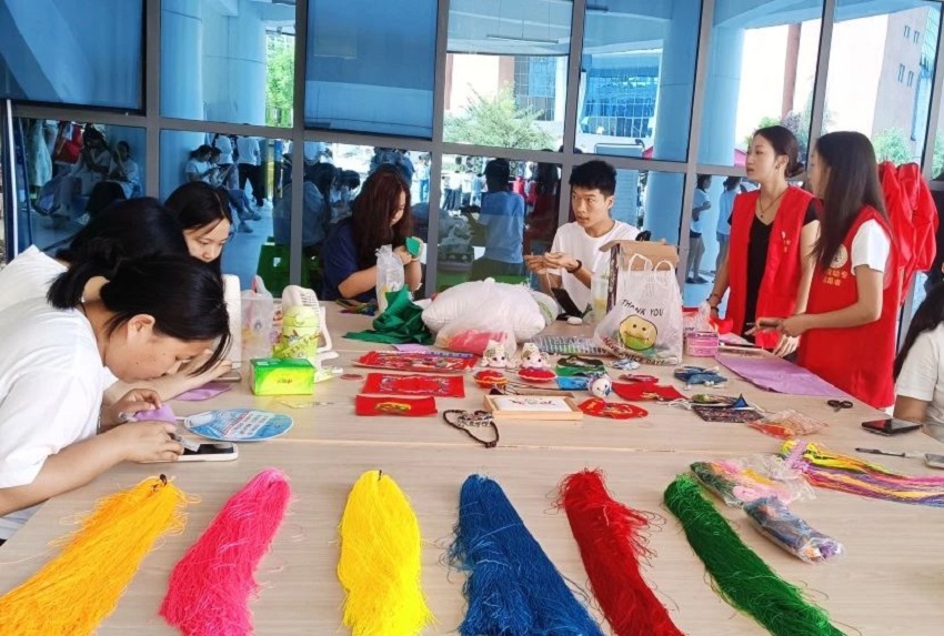 图为非遗“苗绣”体验22修改.jpg 图为非遗“苗绣”体验22修改.jpg