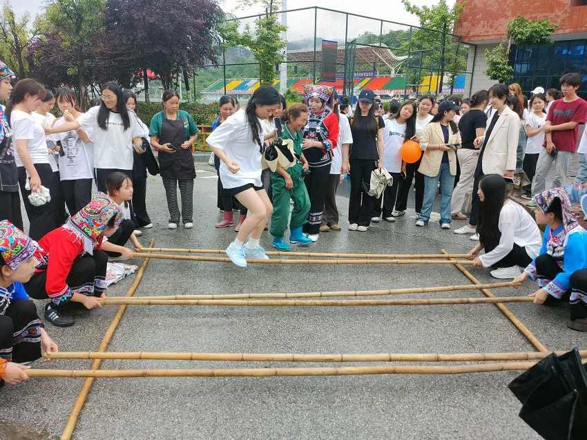 图为师生体验竹竿舞55修改.jpg 图为师生体验竹竿舞55修改.jpg