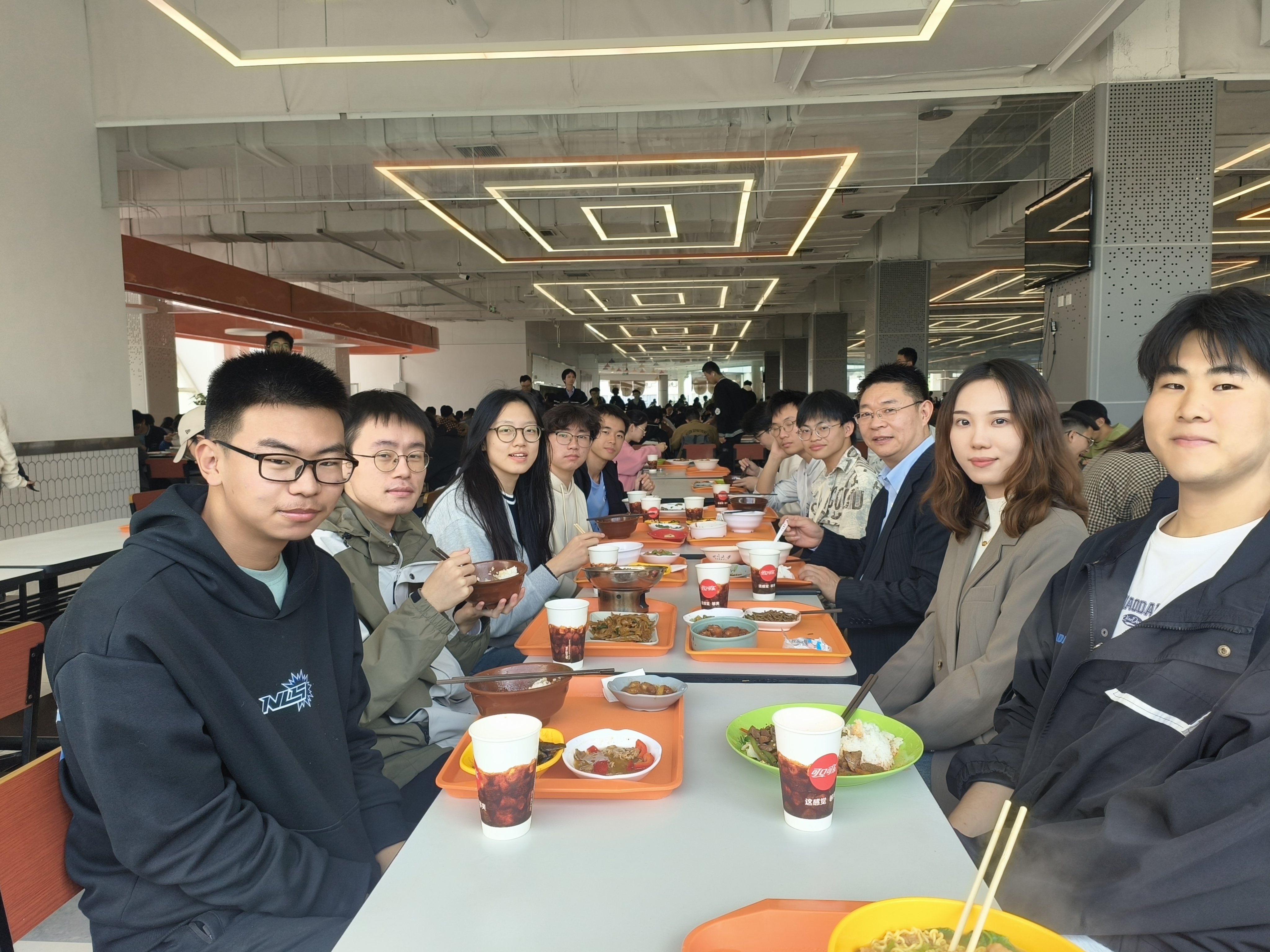 学业指导4-党员教师与学生共进午餐.jpg