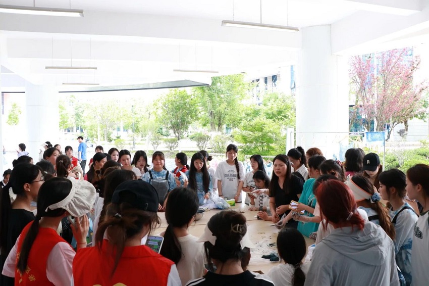 图为韵染工坊非遗“扎染”体验11修改.jpg 图为韵染工坊非遗“扎染”体验11修改.jpg