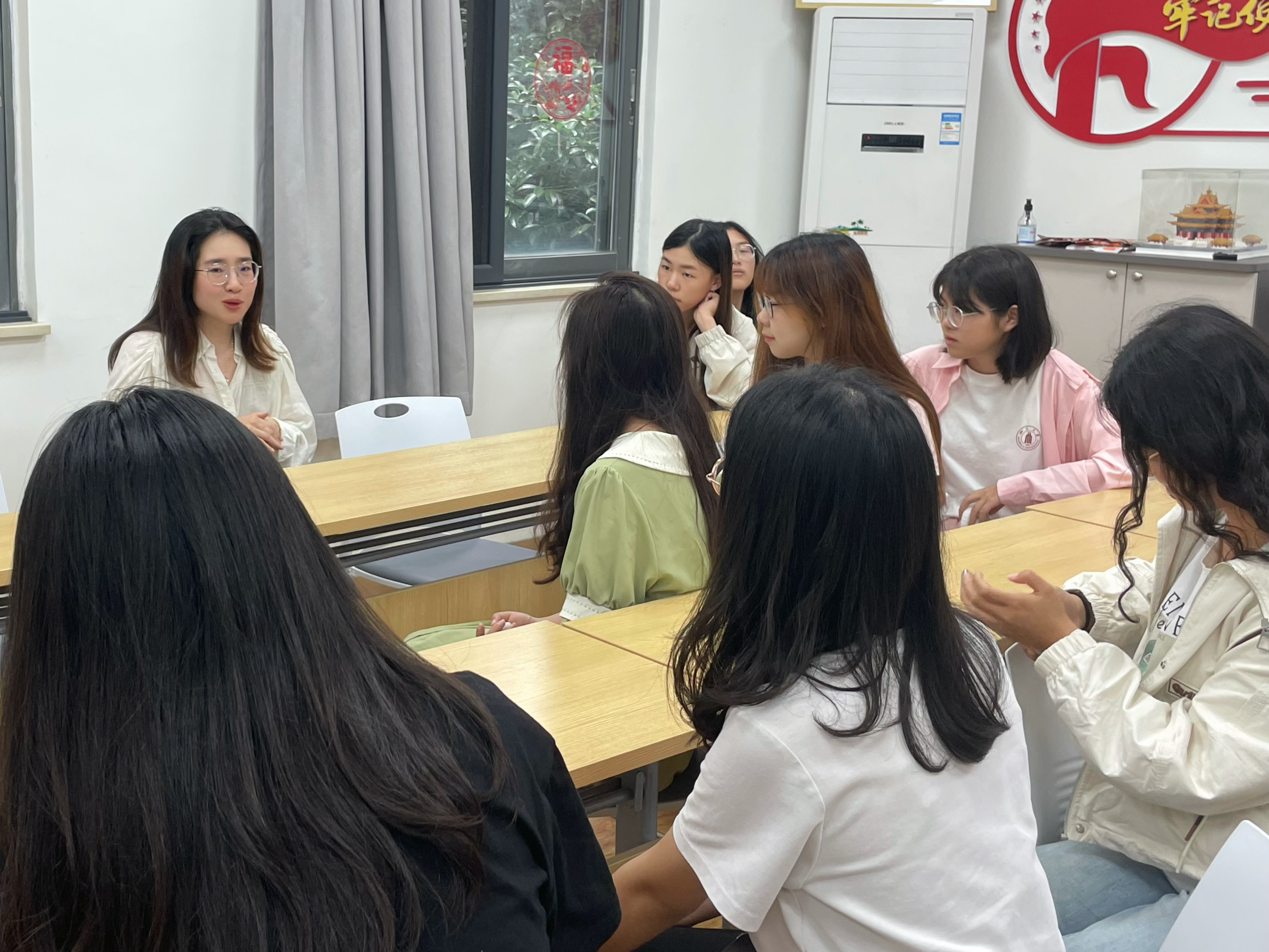 学业指导3-党员教师与学生座谈.jpg