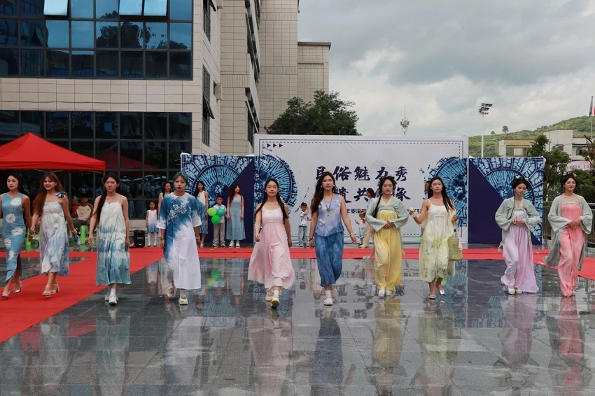 图为非遗“扎染”秀44修改.jpg 图为非遗“扎染”秀44修改.jpg