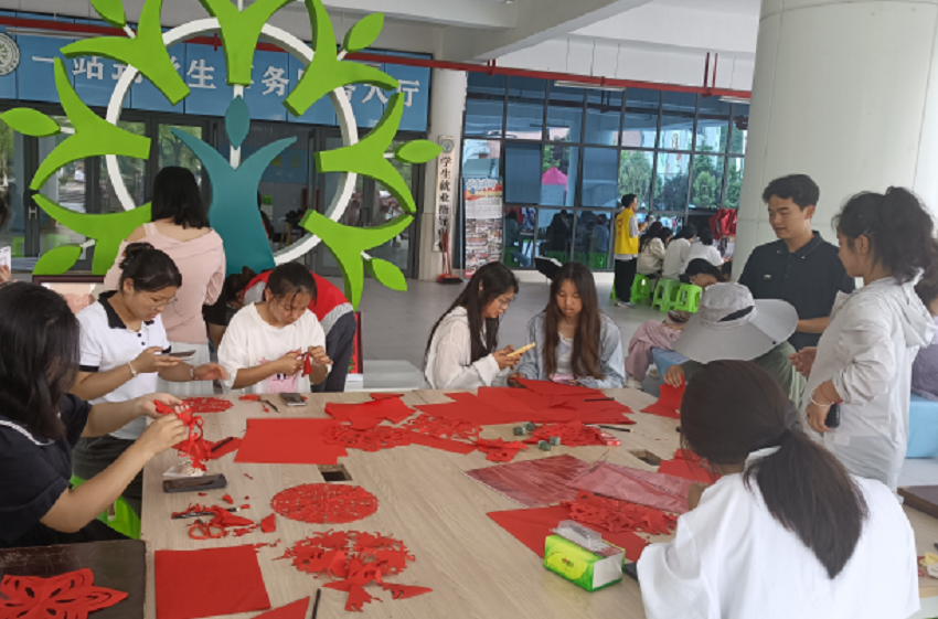 图为非遗“剪纸”体验33修改.png 图为非遗“剪纸”体验33修改.png