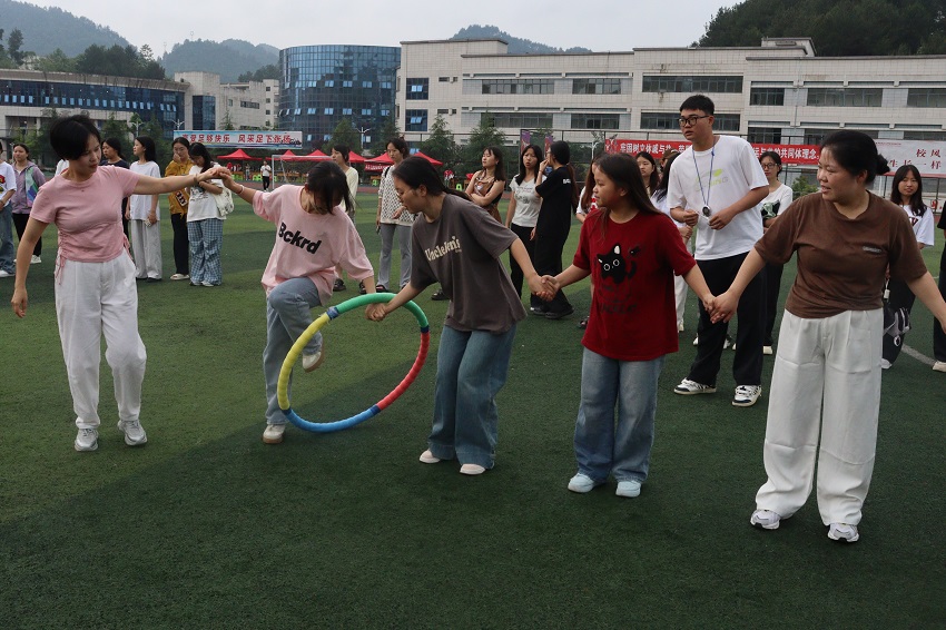 图为学生呼啦圈接力比赛5修改.jpg 图为学生呼啦圈接力比赛5修改.jpg