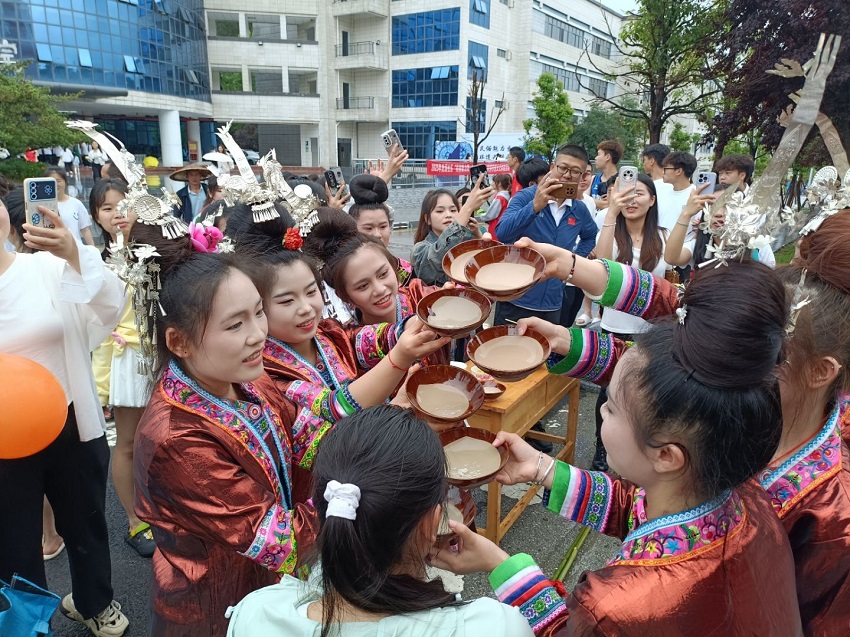 图为“微笑盈杯”布依迎客礼66修改.jpg 图为“微笑盈杯”布依迎客礼66修改.jpg