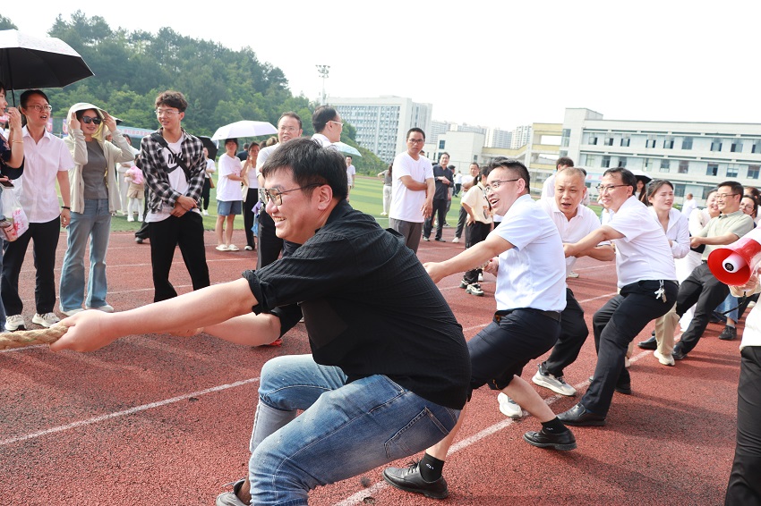图为教职工拔河比赛1修改.jpg 图为教职工拔河比赛1修改.jpg