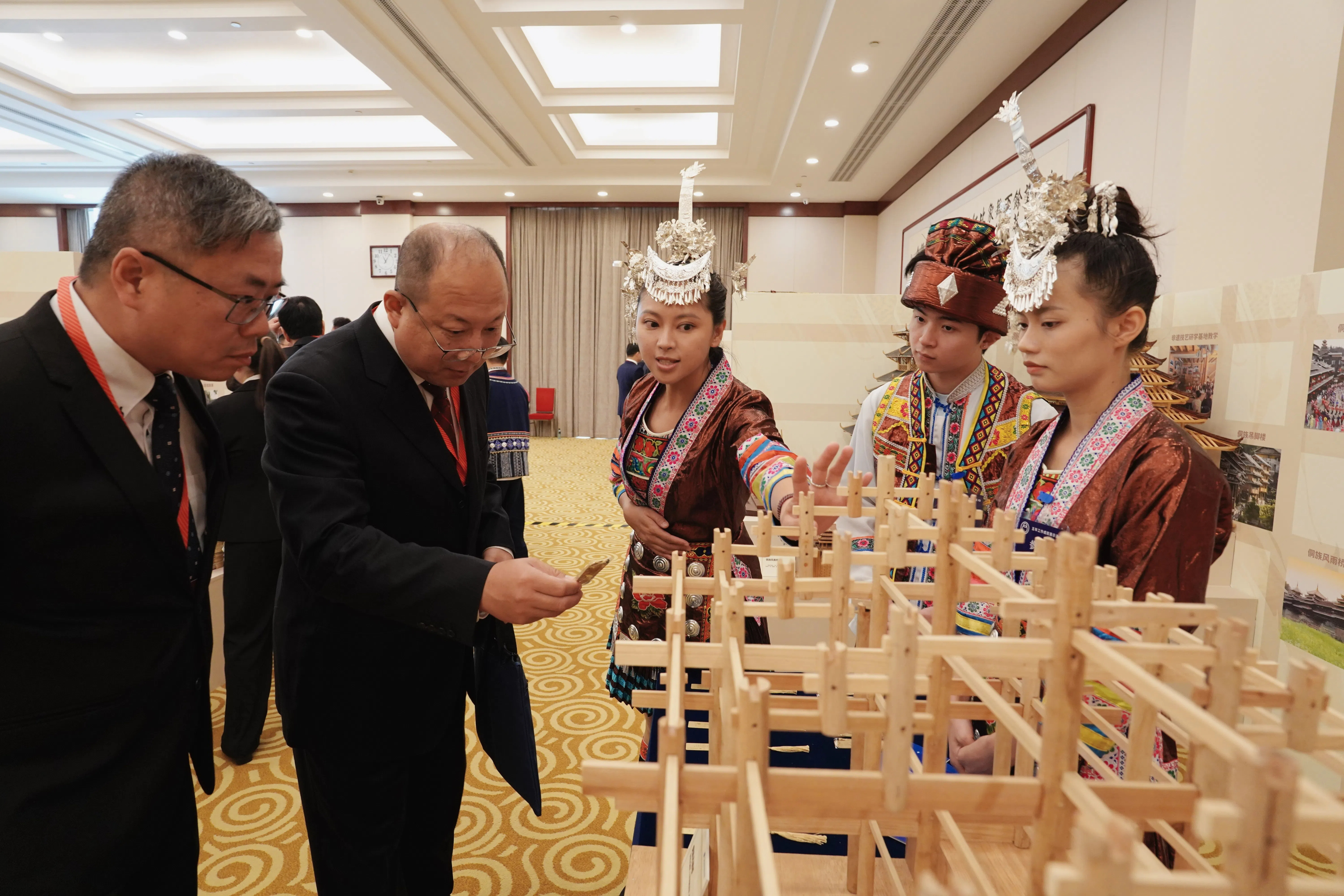 1.我校在中华职业教育社优秀非遗教学成果展中精彩亮相.jpg