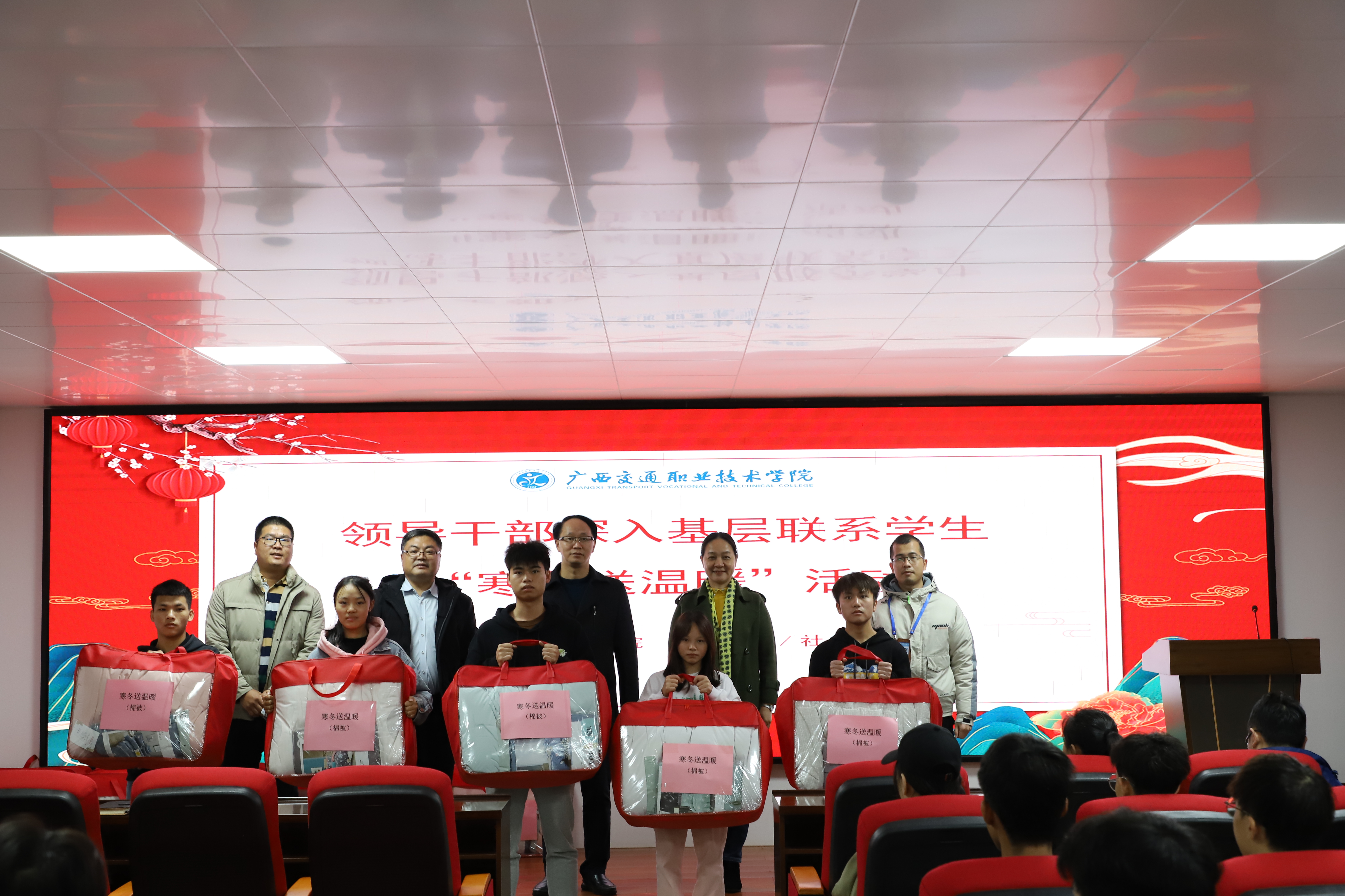 2.思政百人深入“一站式”学生社区为学生送温暖.JPG