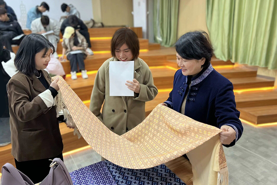 2.“籽籽同心”非遗讲堂邀请国家级壮锦技艺代表性传承人李村灵老师到“一站式”学生社区开展“锦绣未来”推广体验活动.jpg