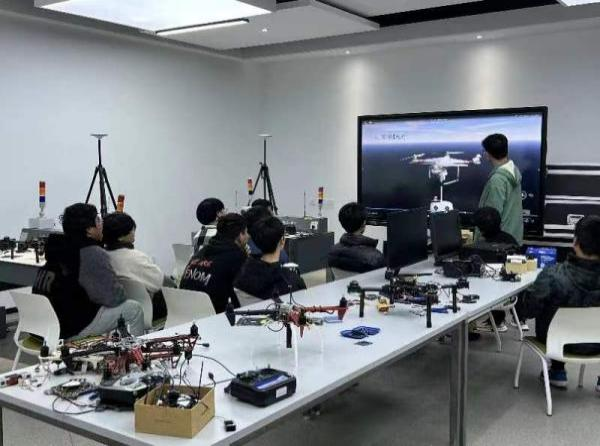 图3AI+VR虚拟仿真教学.png