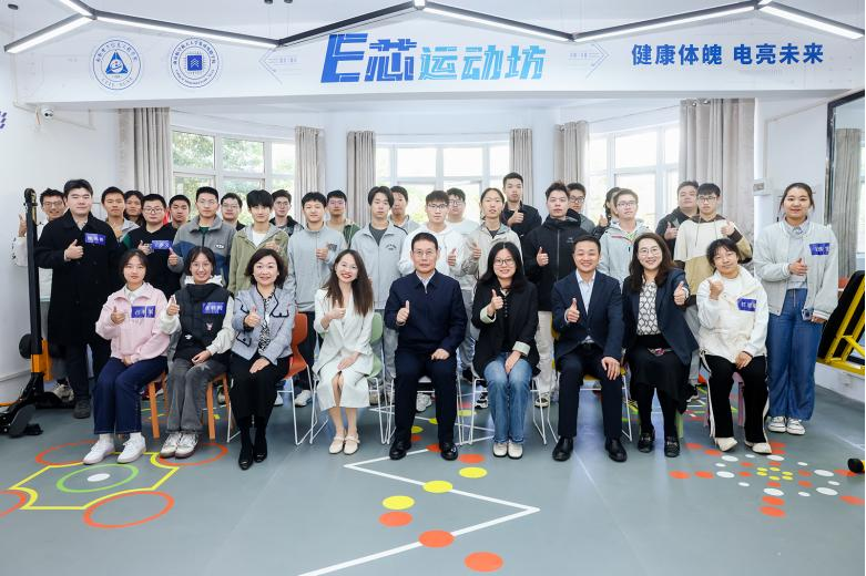 校党委书记甄良深入社区对接班级.png 校党委书记甄良深入社区对接班级.png