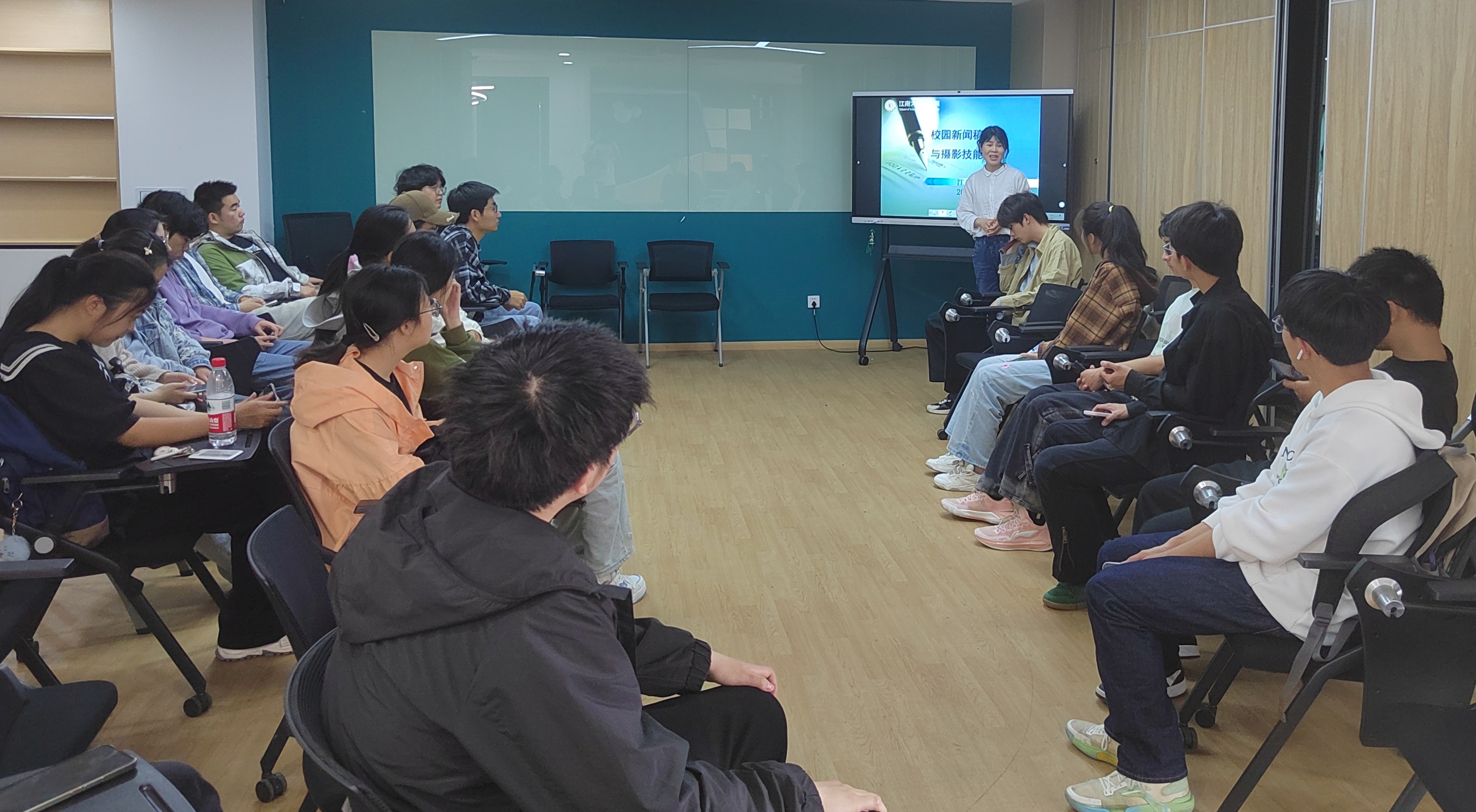 现场交流互动.jpg 现场交流互动.jpg