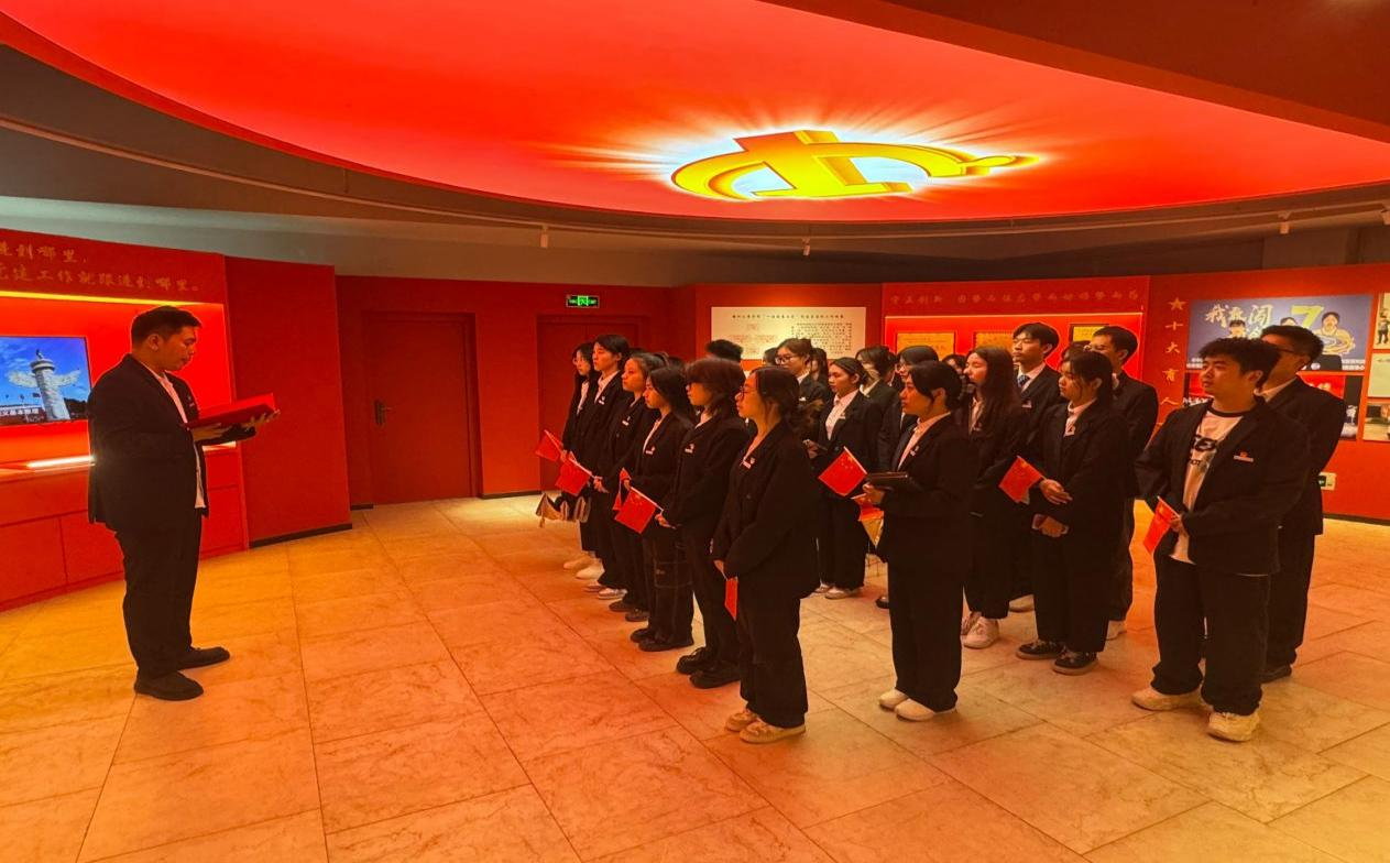 图2：学生党员在社区开展示范微生活.png