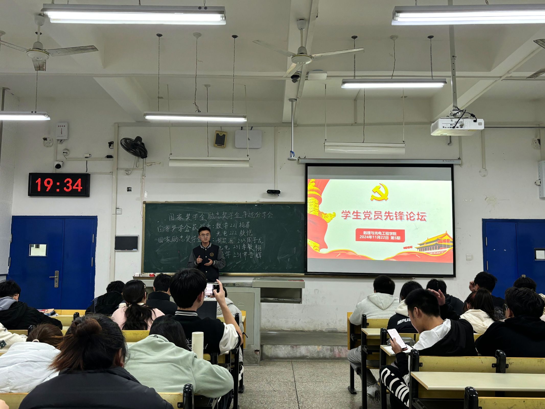 党建引领学生“一站式”社区系列活动1.jpeg 党建引领学生“一站式”社区系列活动1.jpeg