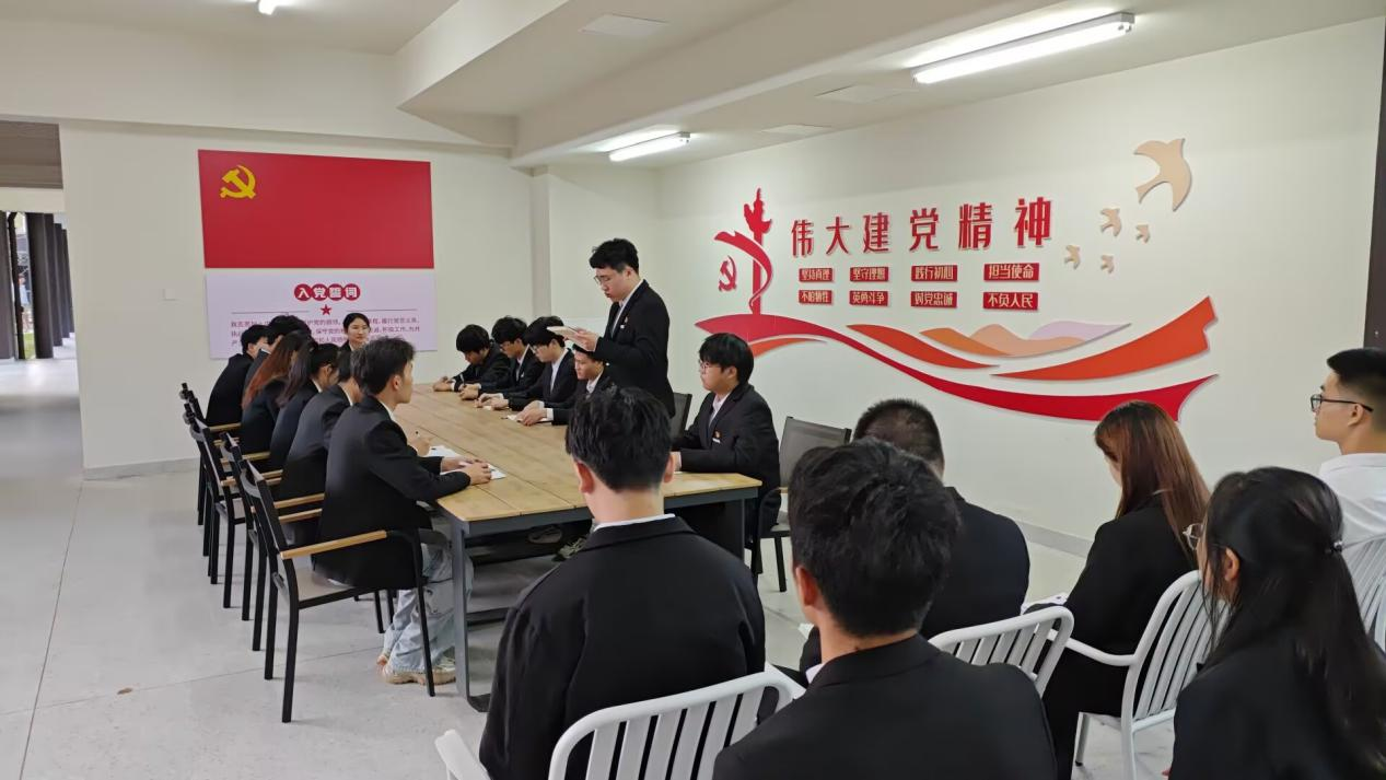 图1：学生党支部在社区开展示范微党课.png