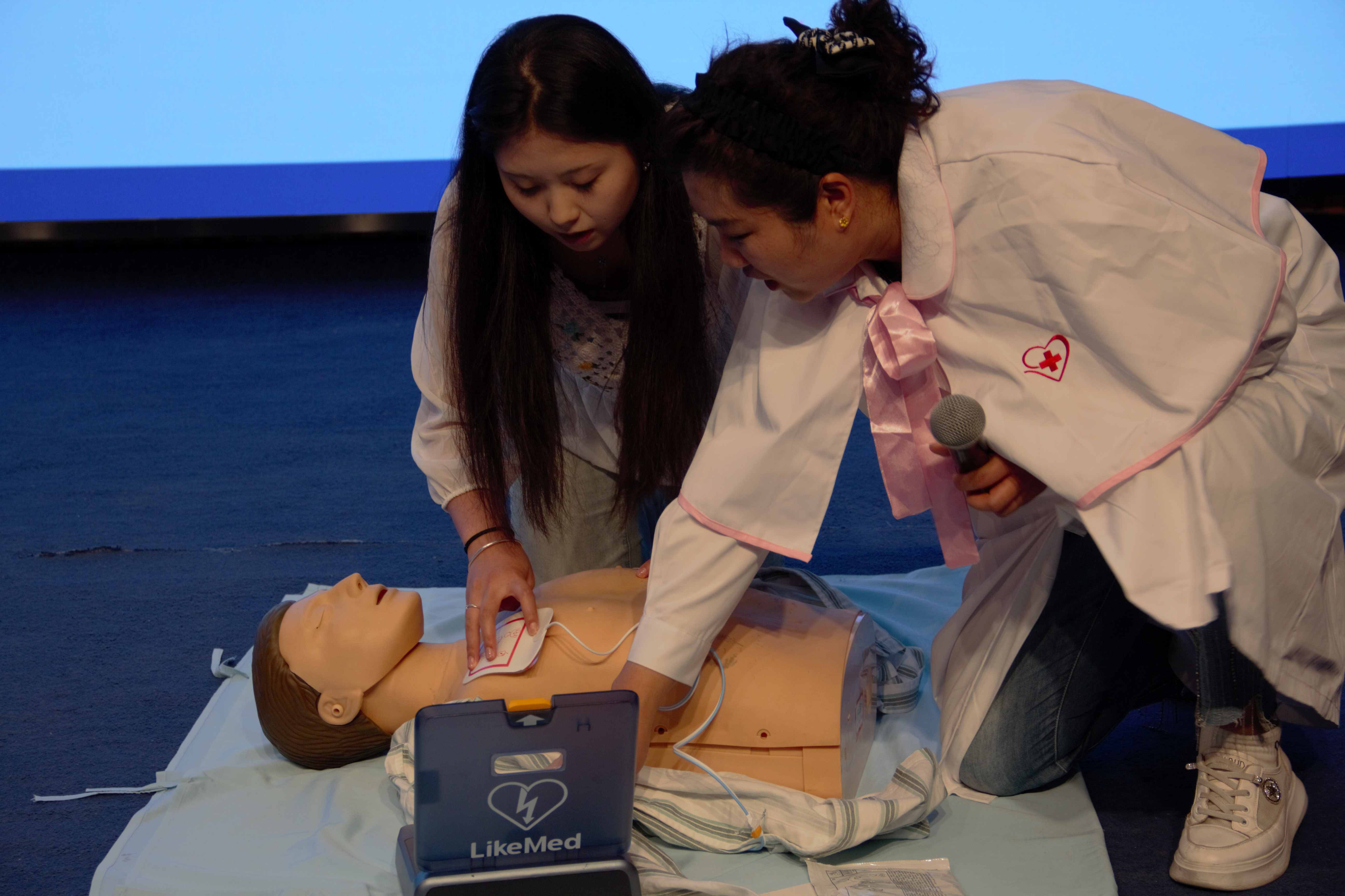 9.学生代表实操图.jpg 9.学生代表实操图.jpg